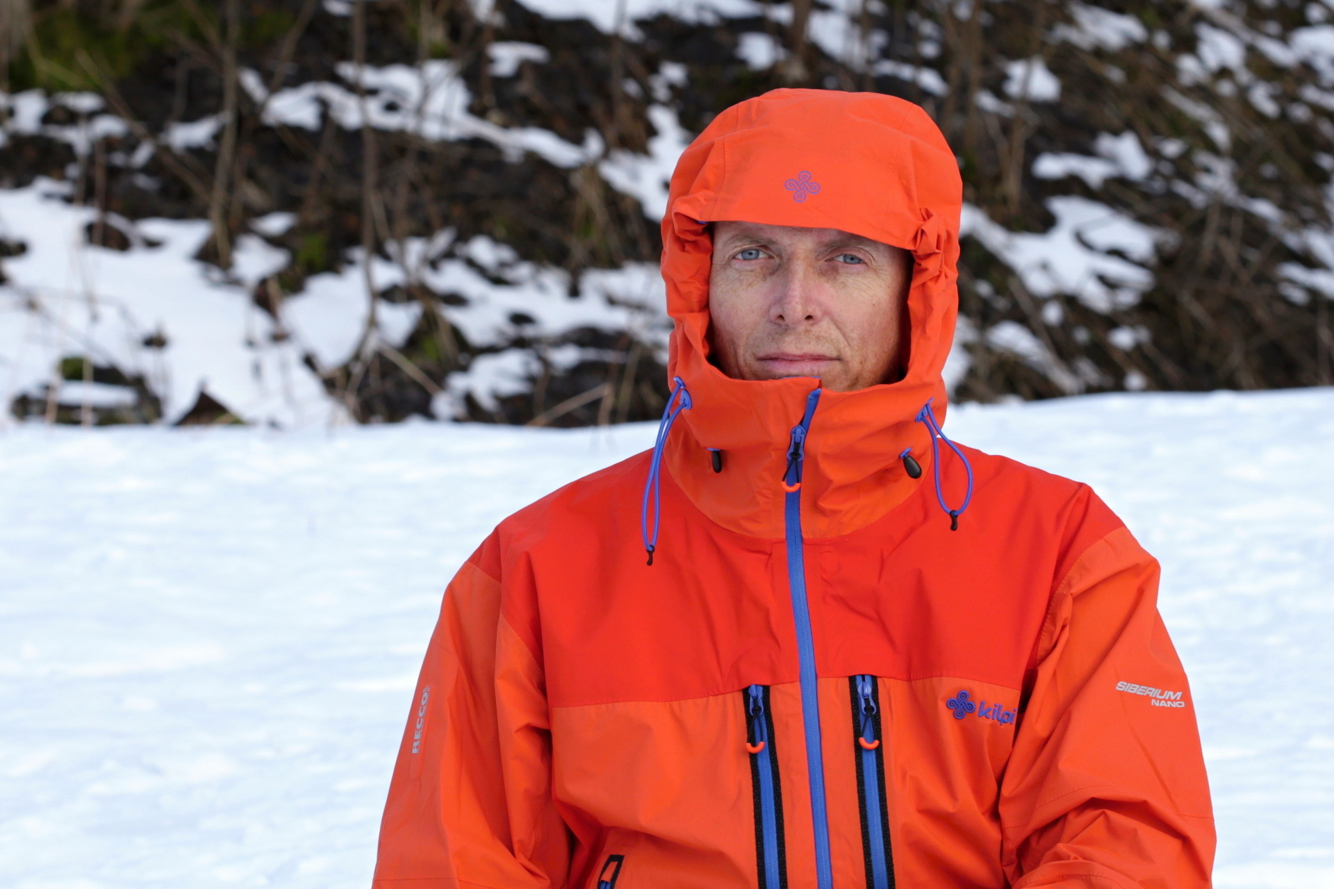 Plně nastavitelná kapuce s vyztuženým štítkem