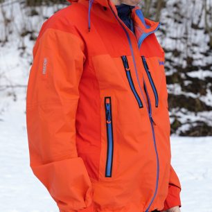 Se zimním zaměřením bundy koresponduje destička systému Recco všitá v horní části rukávu