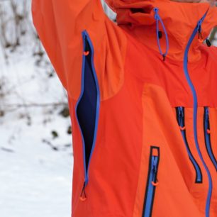 Dlouhý zip se dvěma jezdci umožňuje efektivní odvětrávání