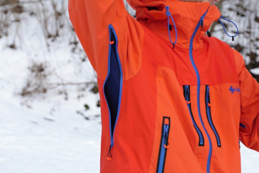 Dlouhý zip se dvěma jezdci umožňuje efektivní odvětrávání