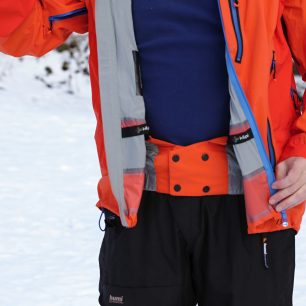 Vnitřní protisněhový límec kolem pasu brání pronikání sněhu...