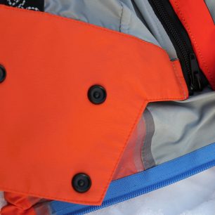 ... a lze ho snadno od bundy oddělit