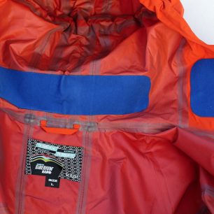 Vnitřní podložení límce je vlepeno jen na nejexponovanjších místech