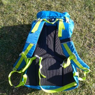 Zádový systém poskytuje dobrou oporu