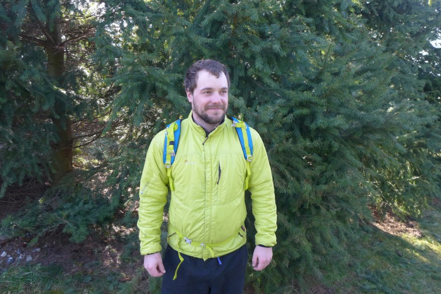 Prsní pás je nastavitelný, bedernímu pásu chybí polstrování