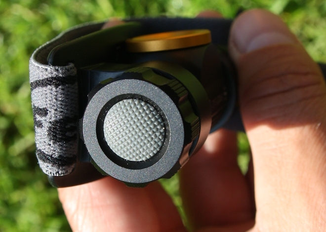 Tlačítko pro ovládání všech tří režimů je dostatečně velké pro stisk i se zmrzlými prsty