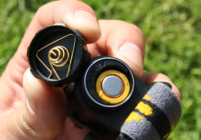 Čelovka je napájena jednou tužkovou baterií (AA)