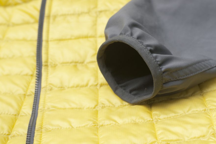 Stahování rukávů je řešeno pouze jednoduchou gumou