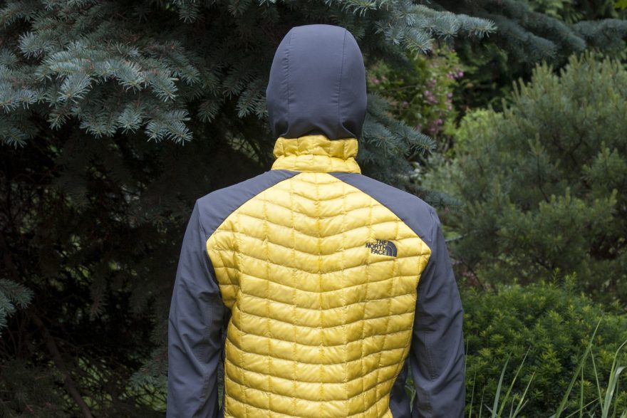 Zateplený límec kolem krku a dvojitě šitá ramena