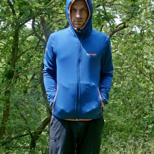 Bunda s nasazenou kapucí