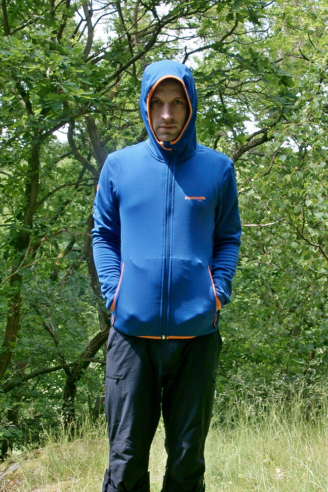 Bunda s nasazenou kapucí Bunda s nasazenou kapucí