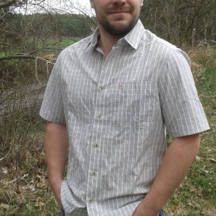 Střih na těle sedí perfektně zepředu...