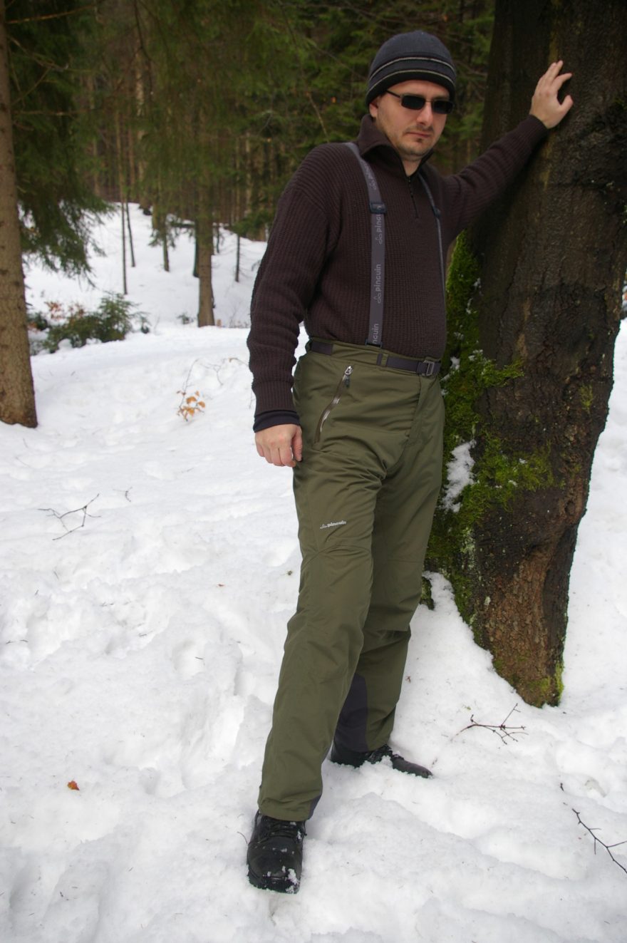 Aby kalhoty držely na svém místě, jsou k dispozici odepínatelné šle nebo klasický pásek