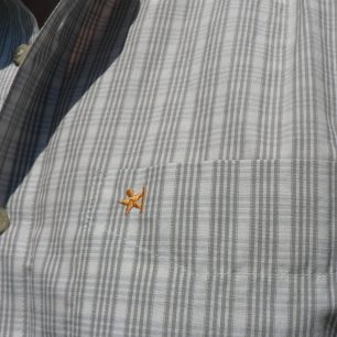 Zapínání je klasické, knoflíkové