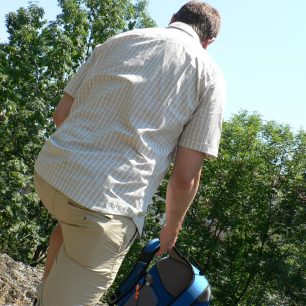 Košile je vhodná pro letní cestovatelské aktivity