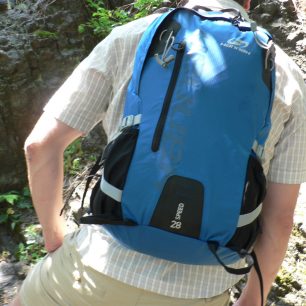 Košile je příjemná i s batohem na zádech