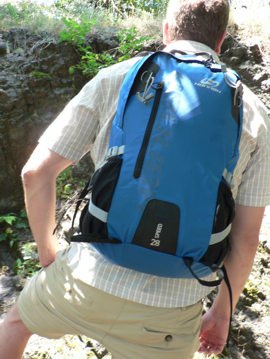 Košile je příjemná i s batohem na zádech