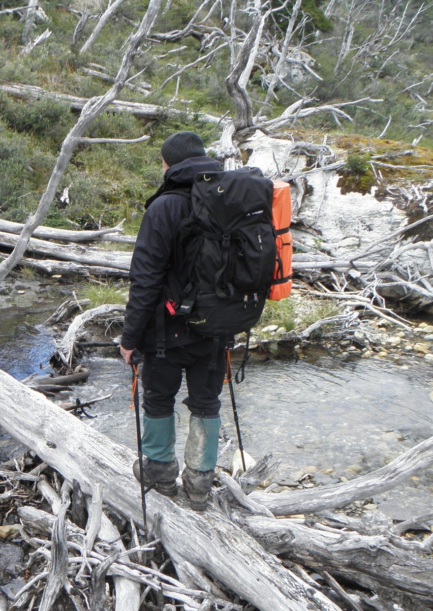 Pokud nesete karimatku vně batohu, měla by mít obal, který ji ochrání před poškozením, ušpiněním a vlhkostí