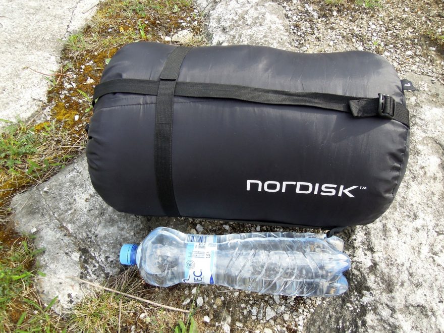 Porovnání velikosti spacáku v obalu před... 