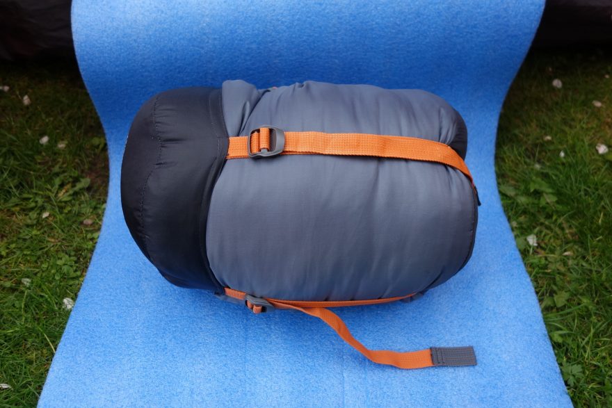 Kompresní obal s čepicí, pro snazší manipulaci