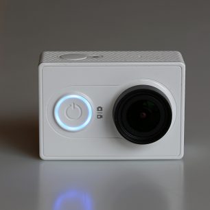 Čelní pohled na kameru s ovládacím tlačítkem a režimovou diodou