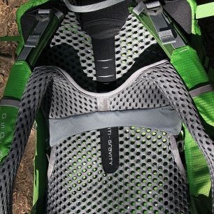 Síťovina je použita nejen na zádech...