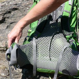 Bederák díky jeho napojení na celý zádový systém nebude vyhovovat každé postavě, proto je nutné si batoh dokonale vyzkoušet