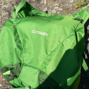 Po odejmutí vrchlíku se vrchol překlopí druhým víkem