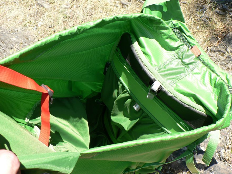 Hlavní komora, vč. kapsy na hydrovak, nabízí velký objem