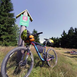 Fotografie mají velkou hloubku ostrosti, ale při zvětšení mají měkkou kresbu a detaily jsou rozpité
