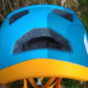 Zadní část helmy Penta s větracími otvory