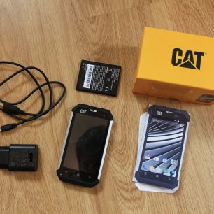 Obsah balení odolného telefonu Cat B15Q
