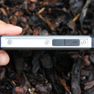 Tělo telefonu je kryto masivním hliníkový rámem