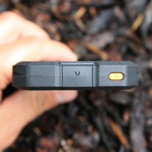 Horní pogumovaný okraj skrývá 3,5mm jack na sluchátka a on/off tlačítko