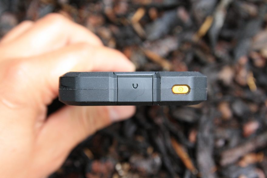 Horní pogumovaný okraj skrývá 3,5mm jack na sluchátka a on/off tlačítko