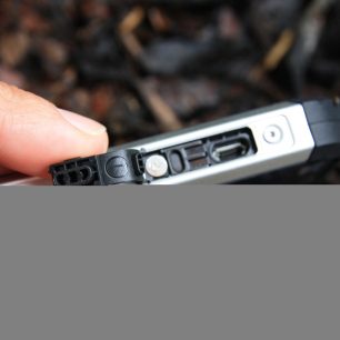 Pod gumovou boční krytkou telefonu se skrývá microUSB konektor