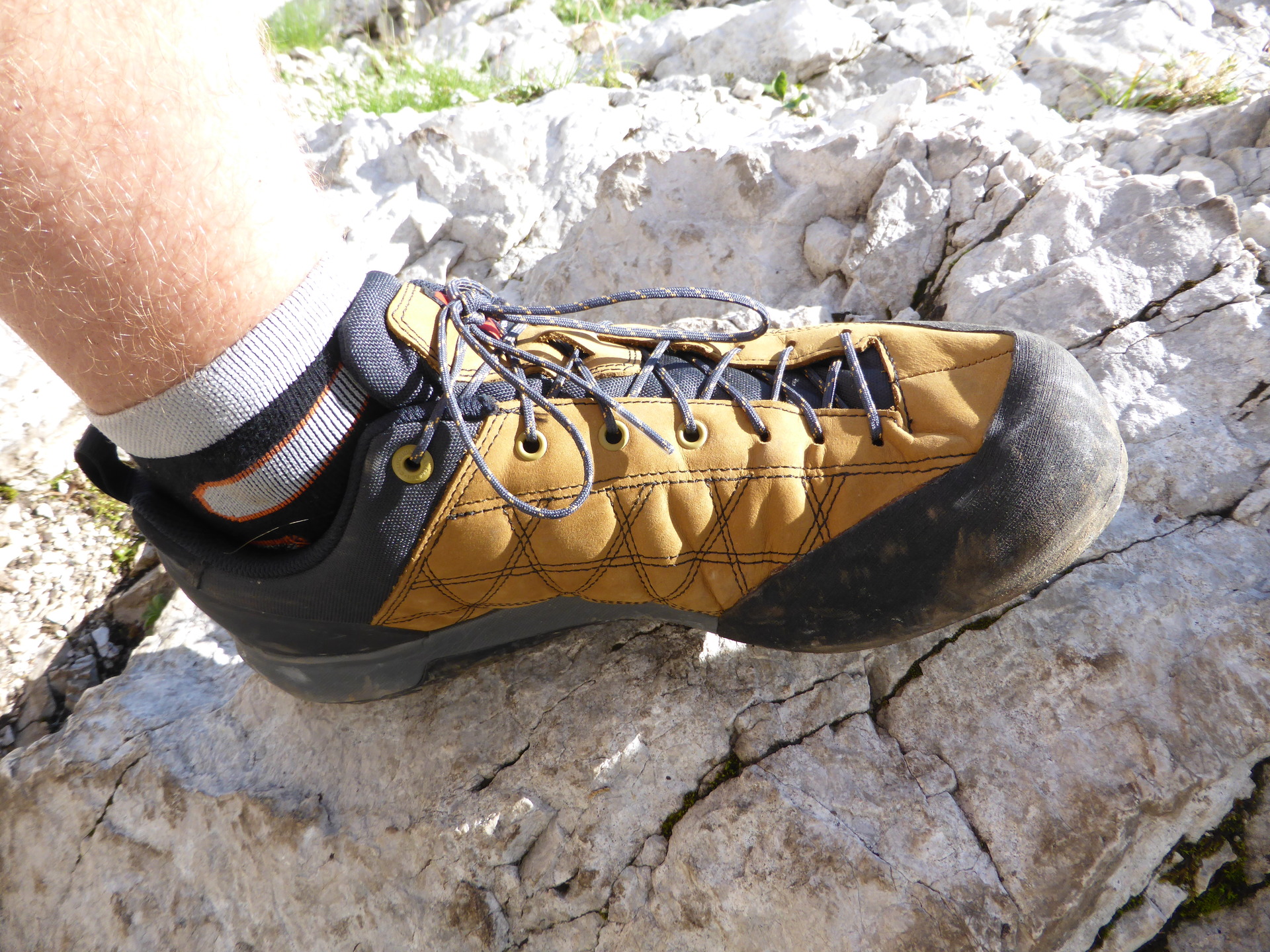 Šněrování vede od špičky, takže je noha pořádně sevřena ze všech stran