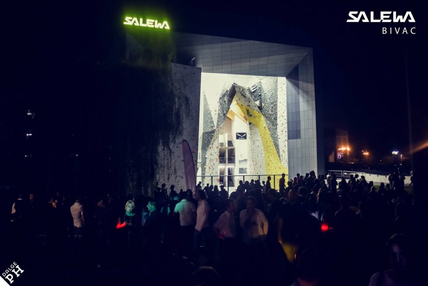 Noční výhled na lezeckou stěnu v sídle firmy Salewa, zdroj: www.facebook.com/bivac.salewa