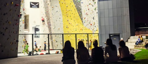 Výhled na lezeckou stěnu v sídle firmy Salewa, zdroj: www.facebook.com/bivac.salewa