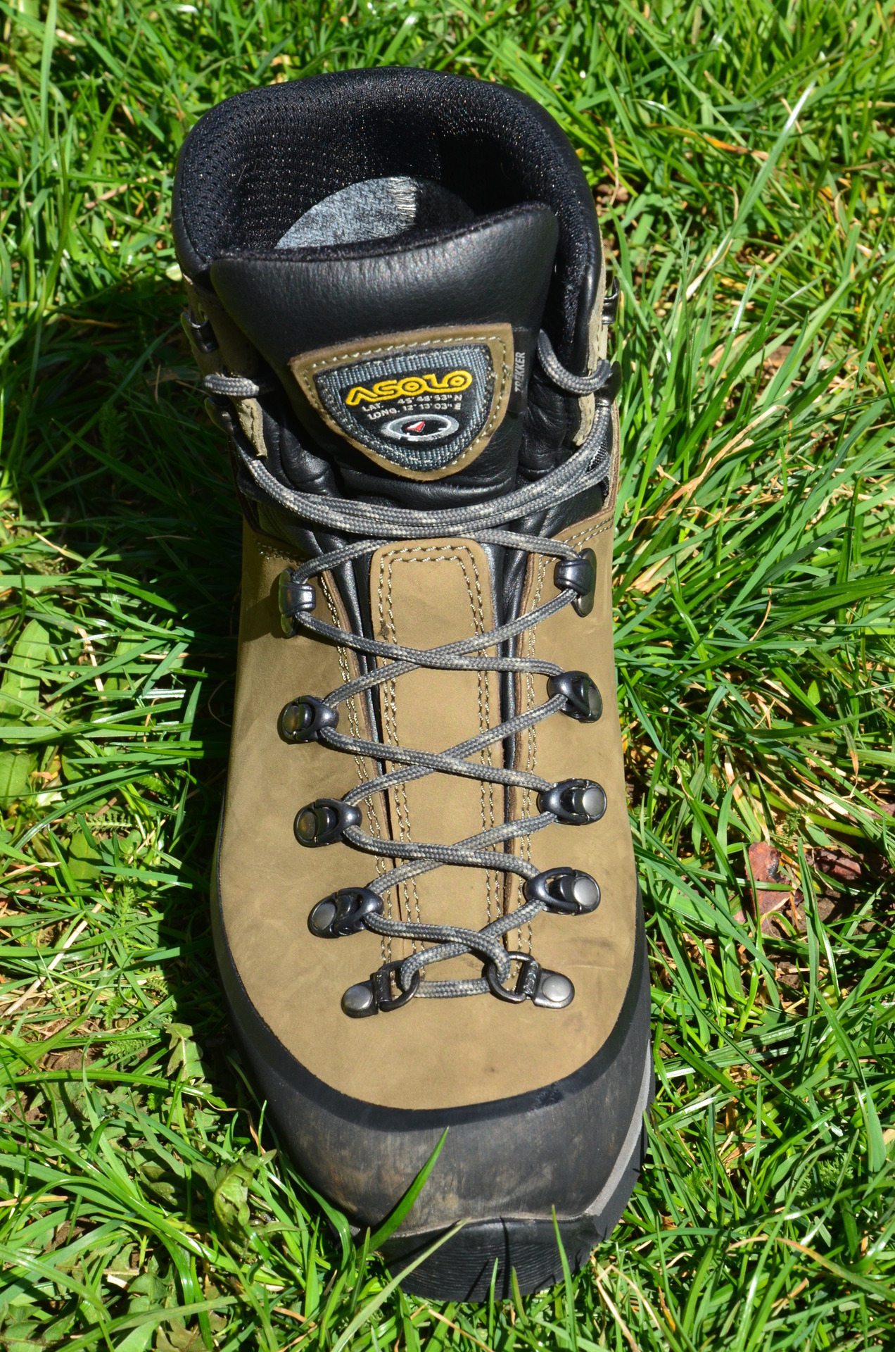 Pevné šněrování s kovovými oky předurčuje boty k jejímu primárnímu účelu, tím je těžký treking