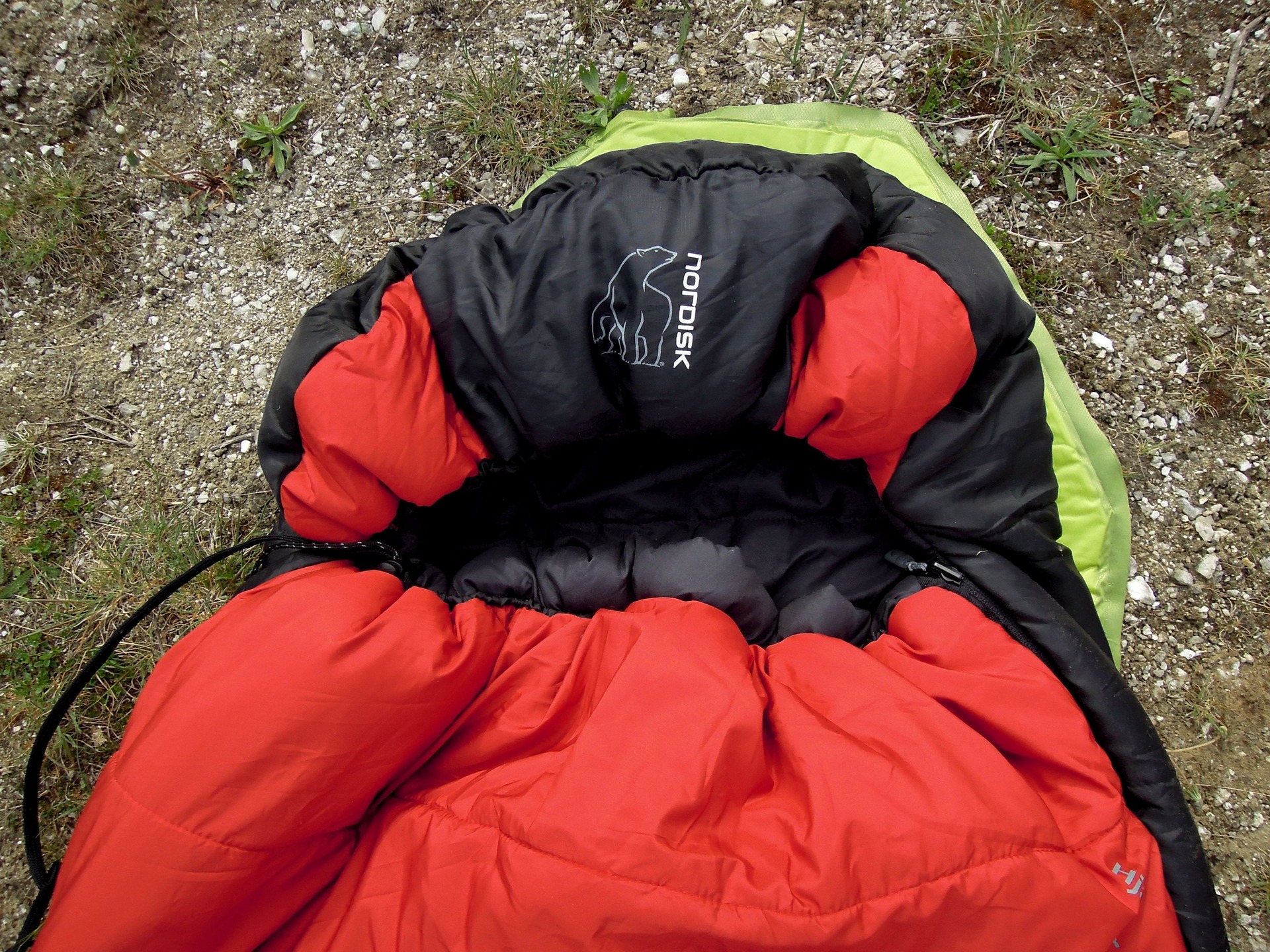 Maximálně stažená kapuce spacáku