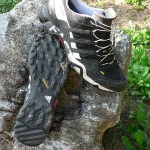 Výrazné drapáky a barevná kombinace působí dynamicky