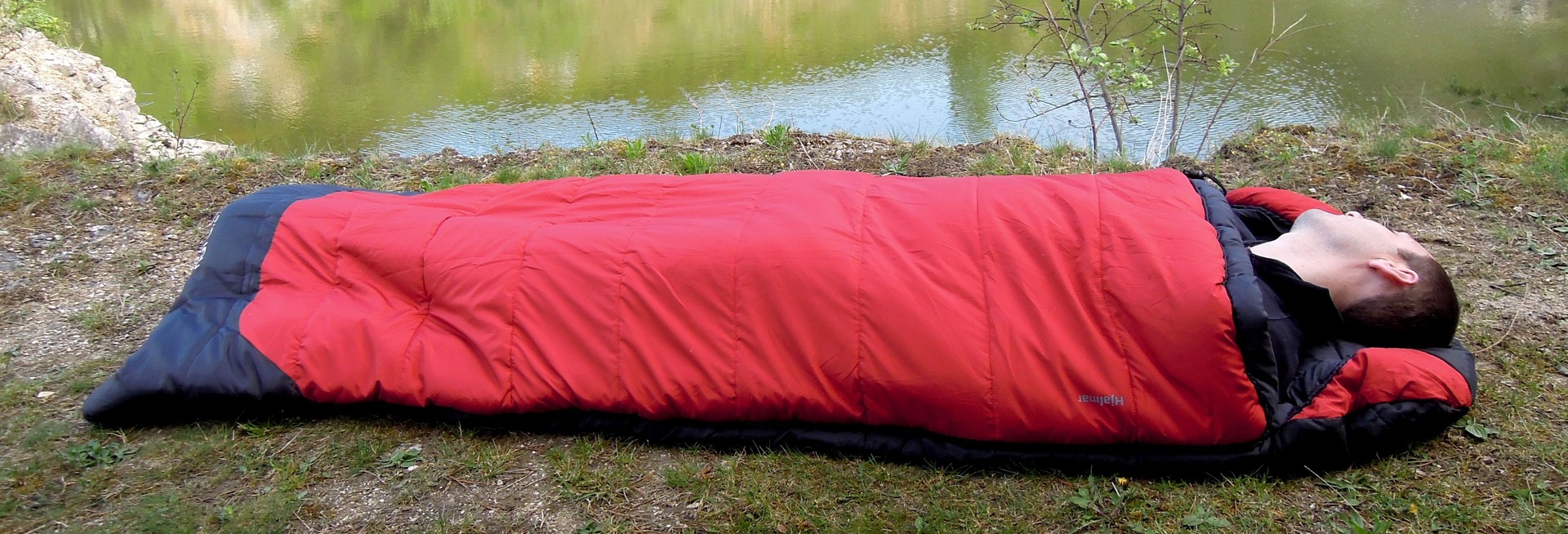 Postava o 190 cm si ve spacáku pro ni určené velikosti L neužívá přílišného komfortu...