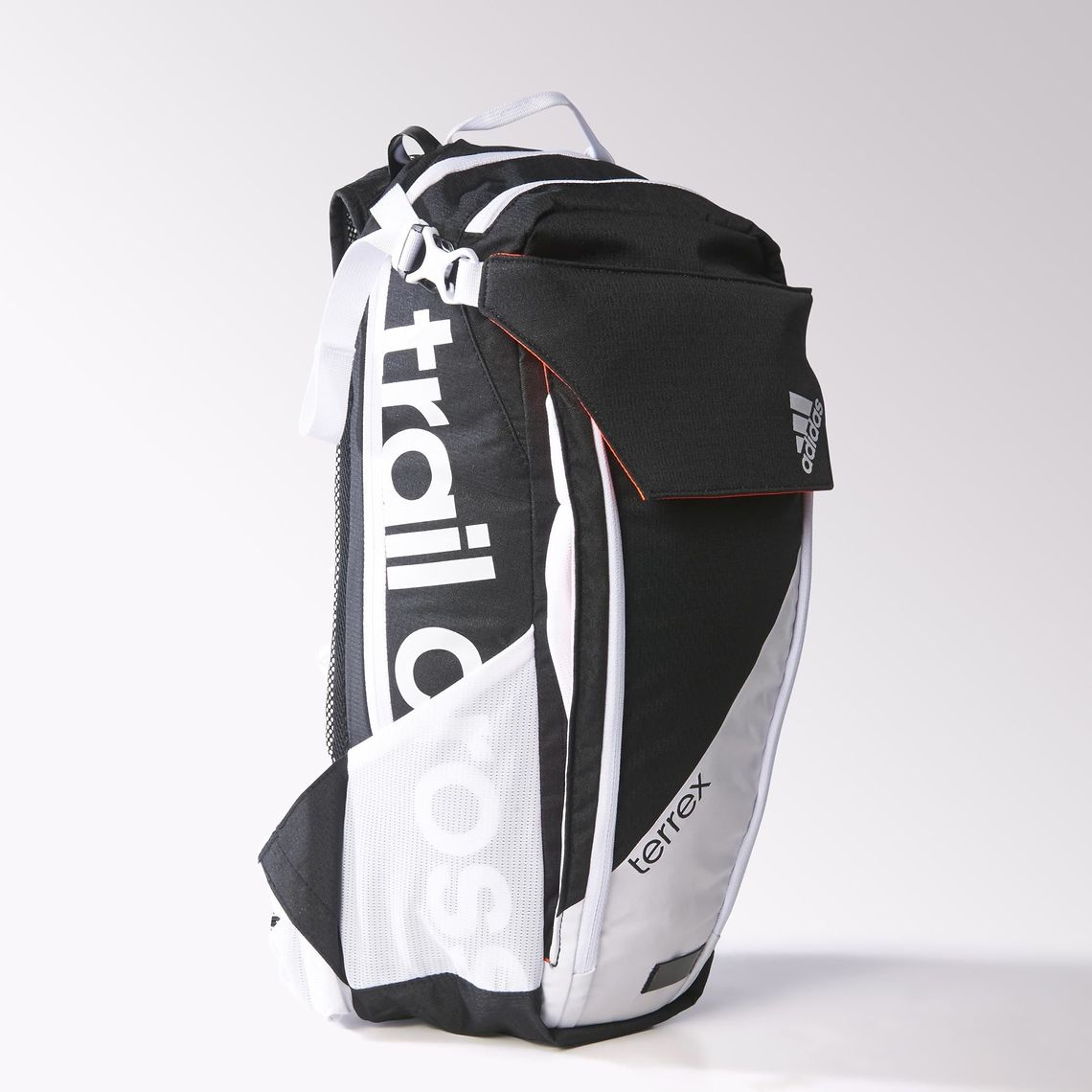 Batoh SALUTE a upnutí cepínu Batoh SALUTE a upnutí cepínu