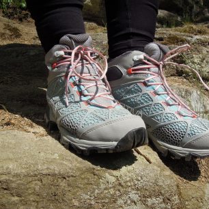 Špička boty je chráněna vytaženou podrážkou