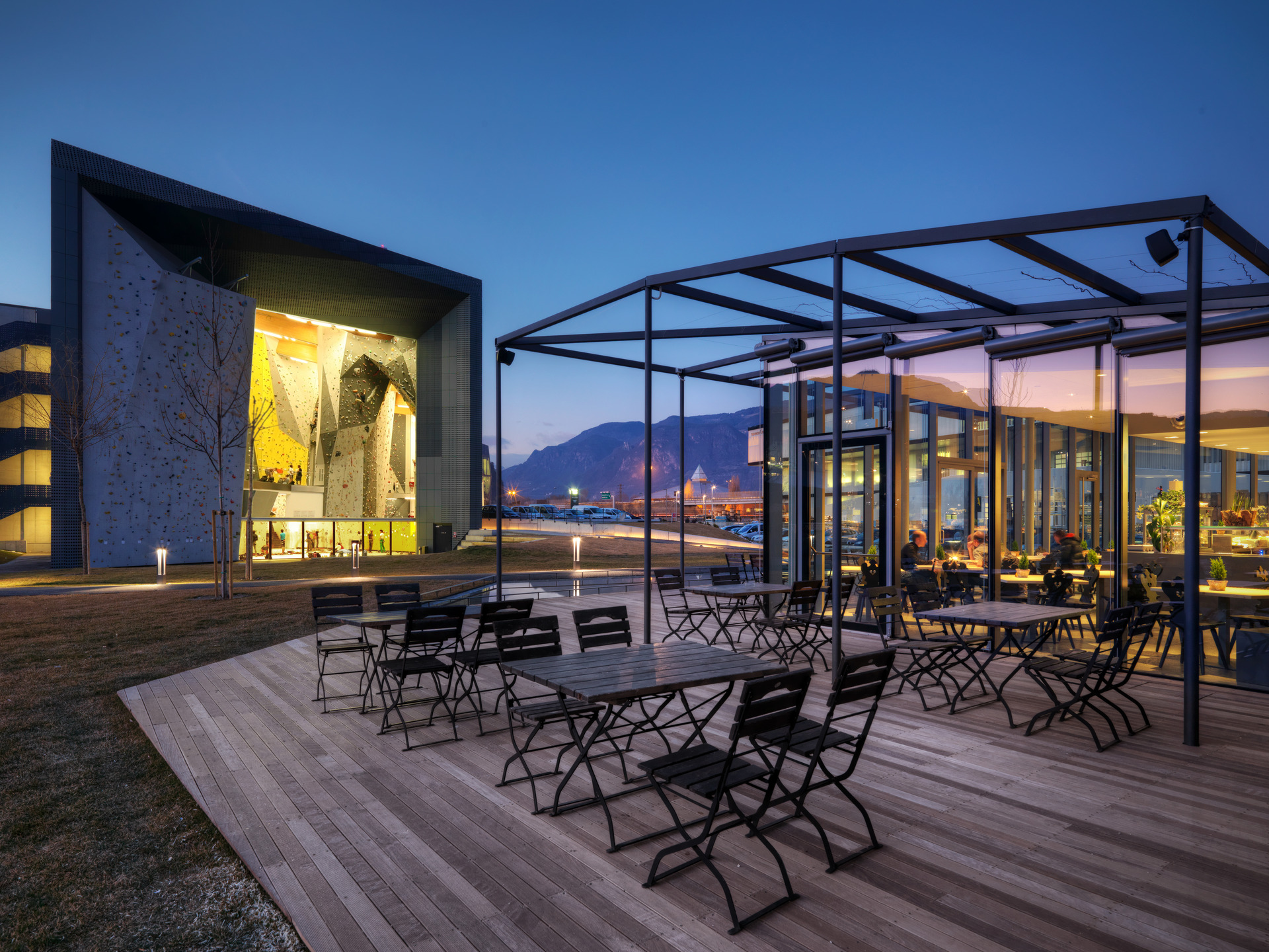 Výhled na lezeckou stěnu s Café Bivac, zdroj: Salewa