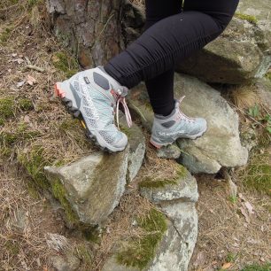 Podrážka drží jak na vlhké trávě, tak i na kamenech