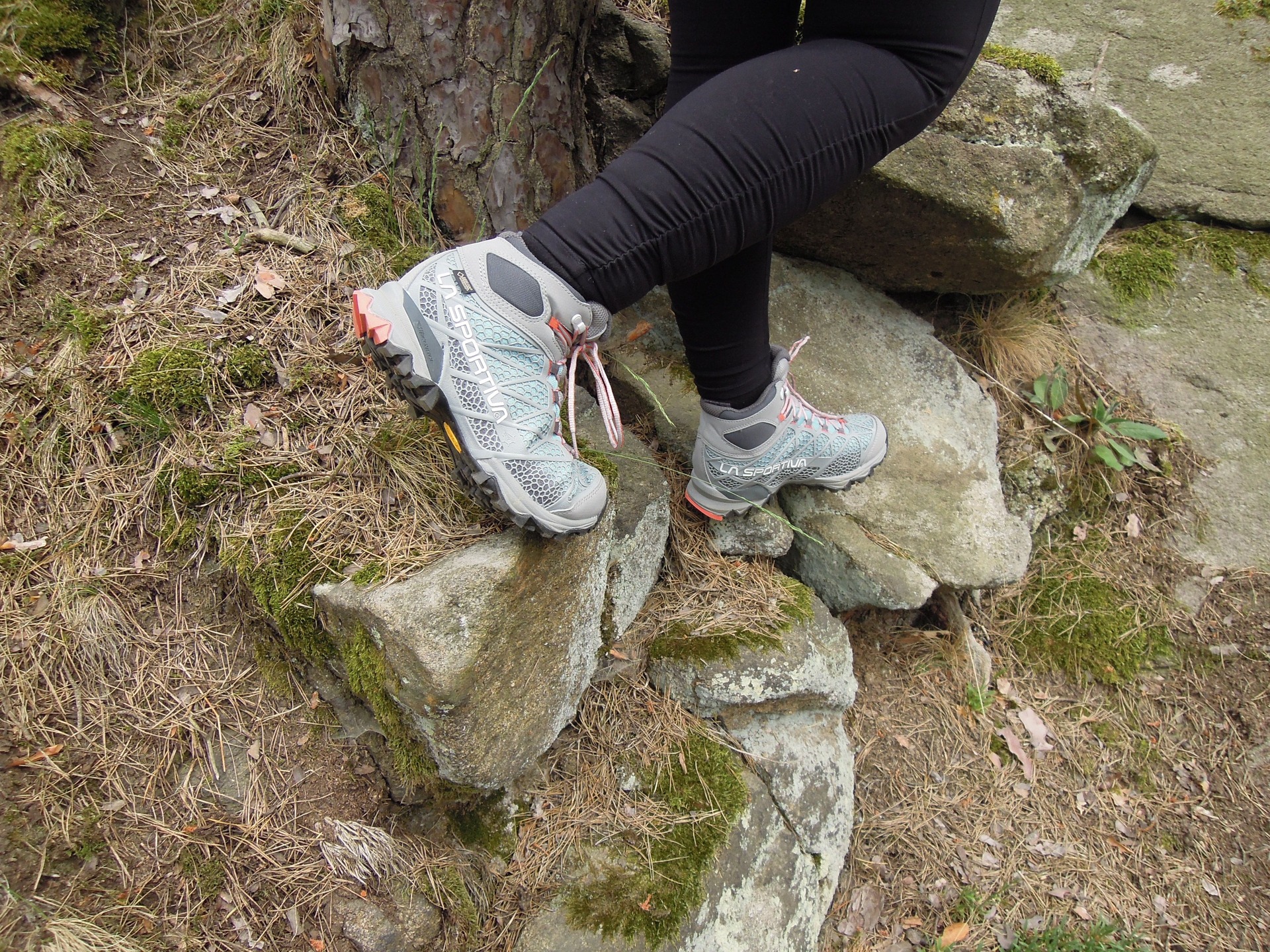 Podrážka drží jak na vlhké trávě, tak i na kamenech