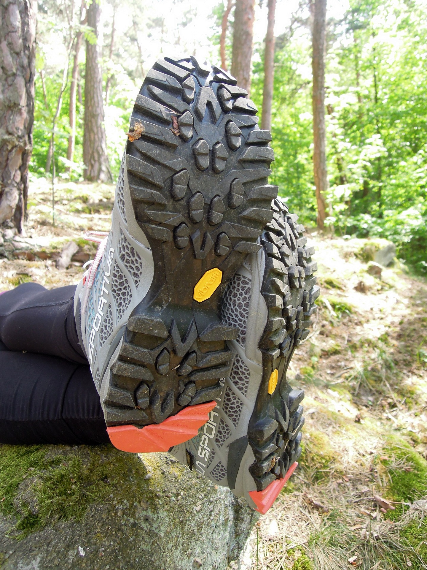 Podrážka je na lehké trekovky hodně profilovaná