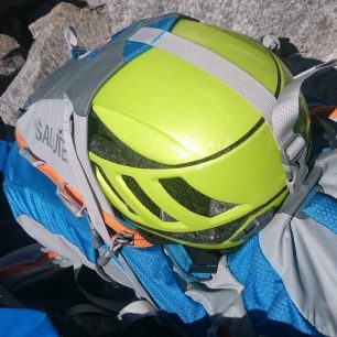 Přední kapsa spolkne i helmu nebo ji alespoň fixuje